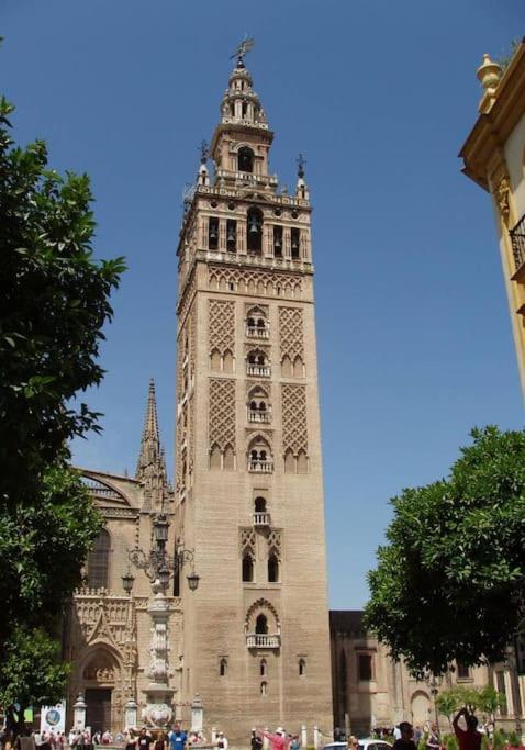 Tipico Y Pintoresco Patio De Vecinos, Con Encanto Sevilla Buitenkant foto