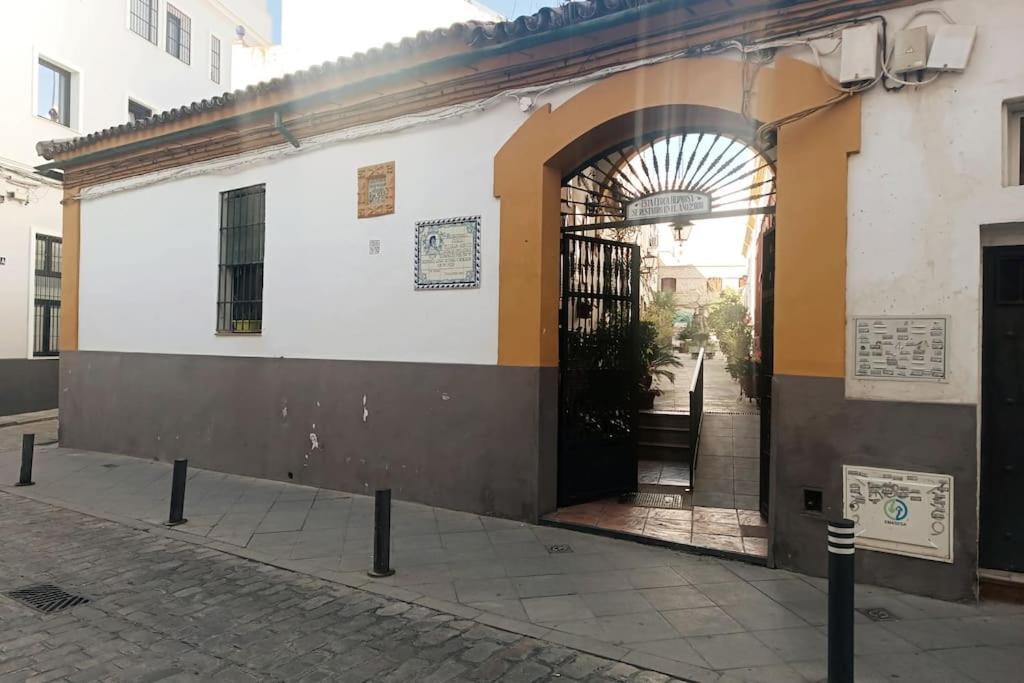 Tipico Y Pintoresco Patio De Vecinos, Con Encanto Sevilla Buitenkant foto