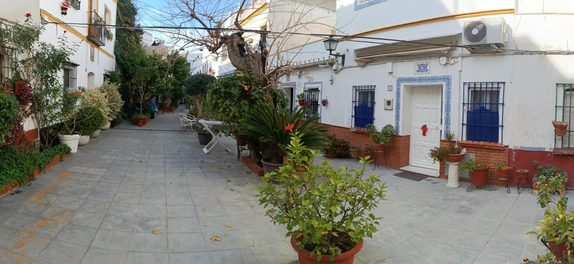 Tipico Y Pintoresco Patio De Vecinos, Con Encanto Sevilla Buitenkant foto