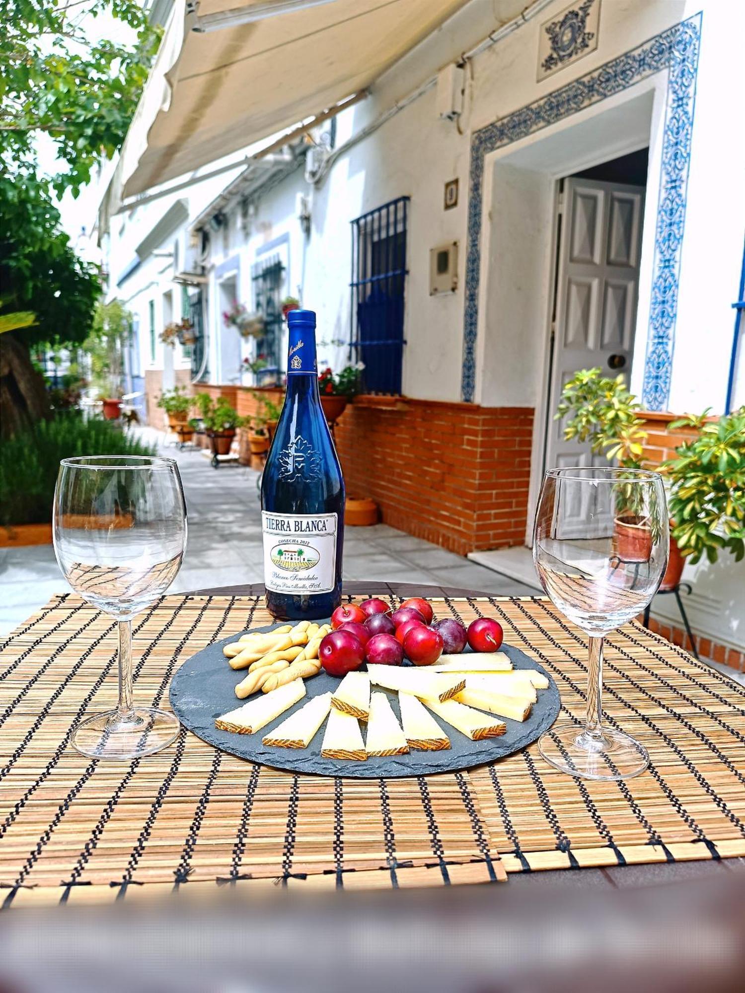Tipico Y Pintoresco Patio De Vecinos, Con Encanto Sevilla Buitenkant foto